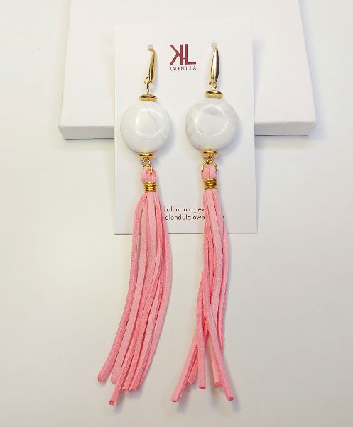 Howlita blanca y cordón de antelina  rosa